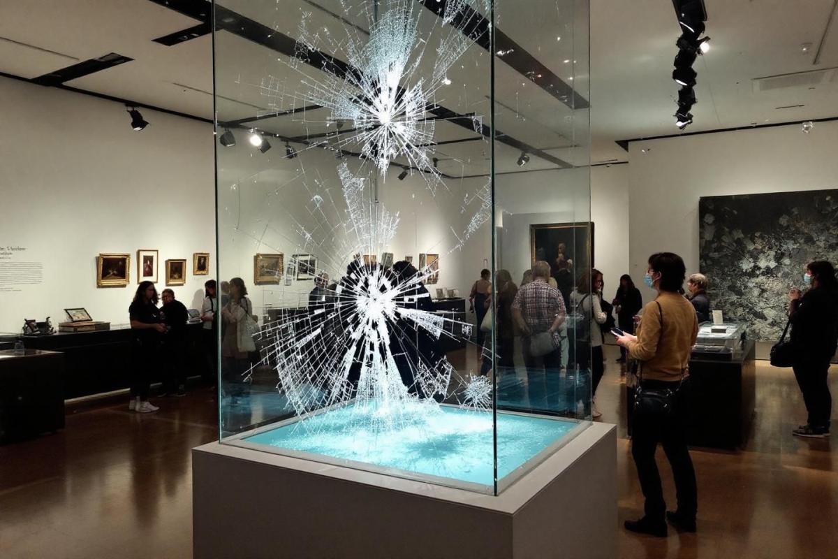 Louvre : la vitre brisée du braquage à 88 millions devient une attraction incontournable