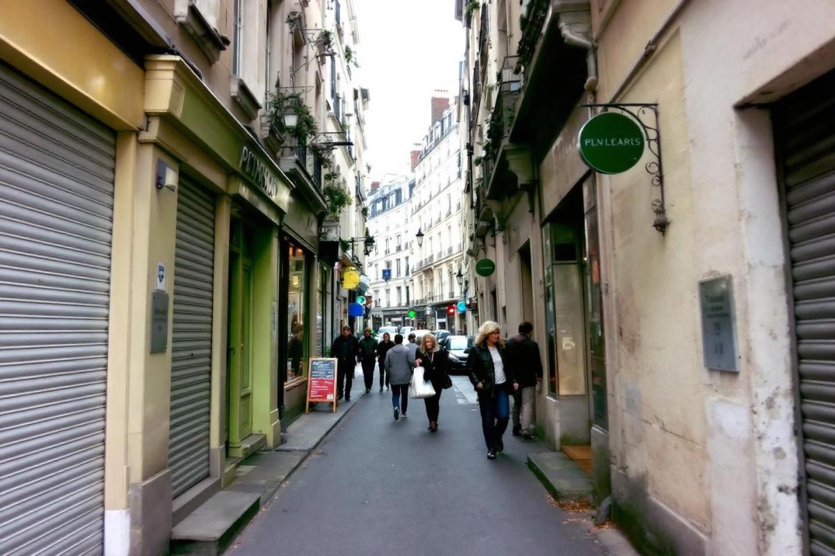 Les commerces parisiens étouffés par le surtourisme et la spéculation immobilière