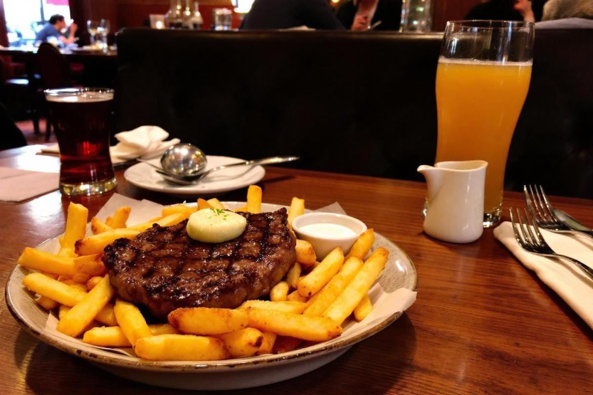 Ma quête du steak frites parfait à Paris, pilier de la brasserie française